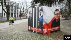 Штанд со фотографии од Анджеј Поцобут, затворен новинар на полскиот весник „Газета Виборча“ и претставник на полското малцинство во Белорусија
