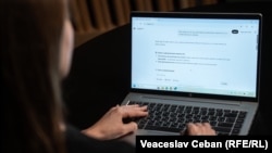 O persoană întreabă ChatGPT despre o problemă medicală. 