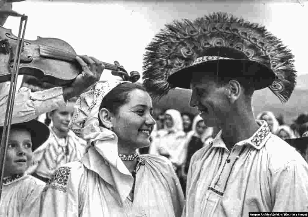 A couple in traditional clothing at a festival, probably in Romania's Cluj region After the Romanian revolution, Uj Elet continued for several years under the name Erdelyi Figyelo (Transylvanian Observer). Its last issue was published in 1996. 