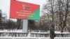 Перад правядзеньнем Усебеларускага народнага сходу ў Менску ўсталёўваюць інфармацыйныя шчыты. Архіўнае фота